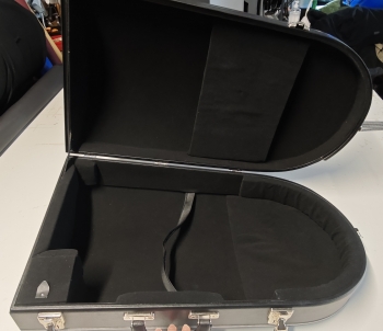 Etui rigide pour saxhorn basse