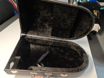 Etui rigide pour saxhorn basse
